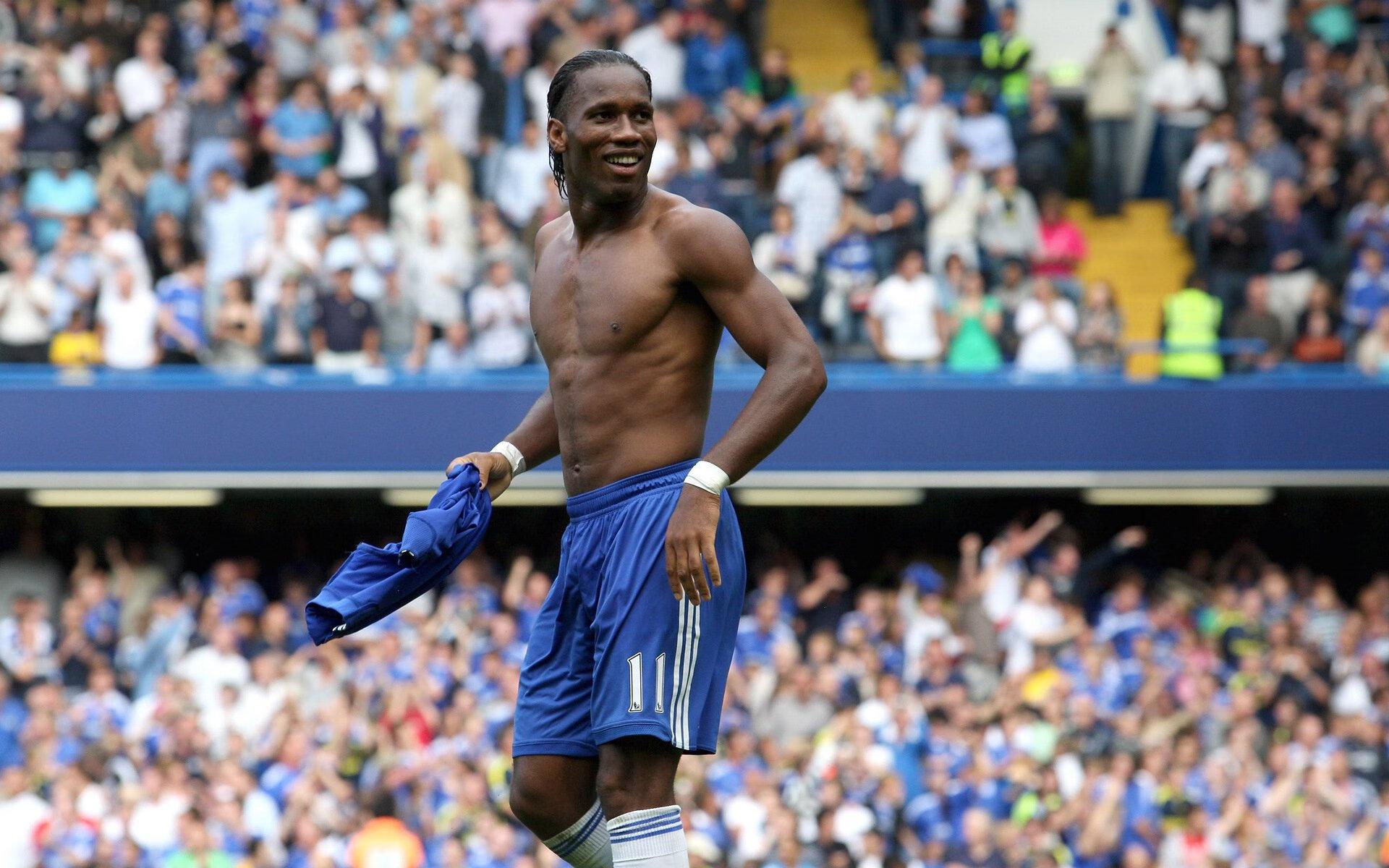 禁区争议瞬间引爆赛场!方昊倒地未获判罚,球员摊手申诉引发热议